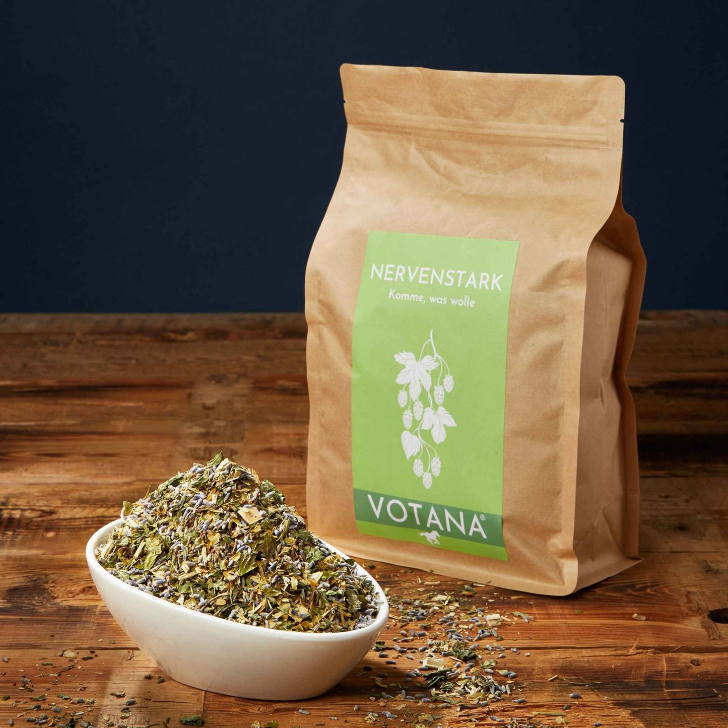 
                  
                    VOTANA NERVENSTARK Verpackung mit Kräuterschale - Baldrian, Hopfen, Lavendel, Melisse für nervöse Pferde

                  
                