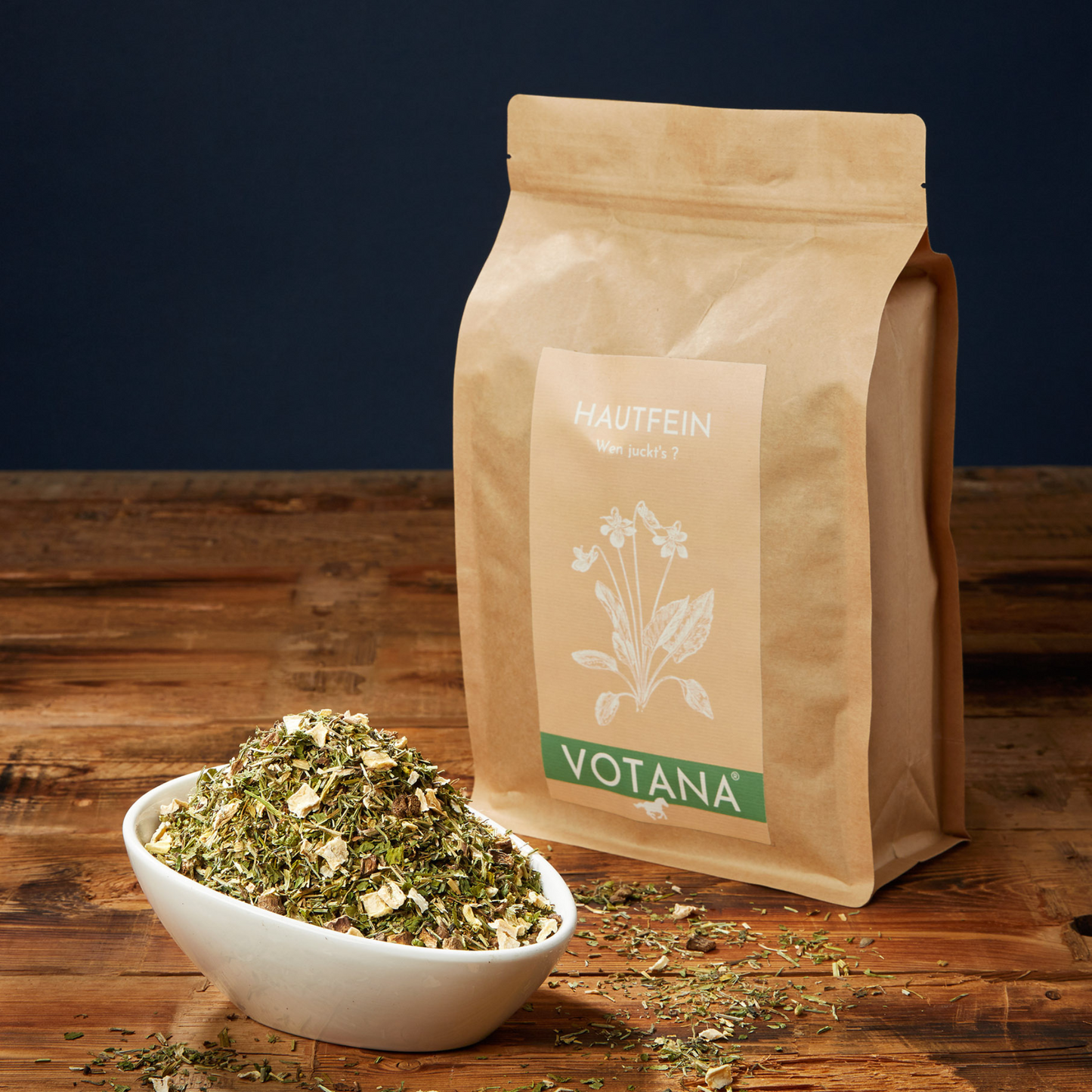 VOTANA HAUTFEIN 500g Packung mit Kräutermischung in Schale - 7 Kräuter für Pferde mit empfindlicher Haut und Juckreiz
